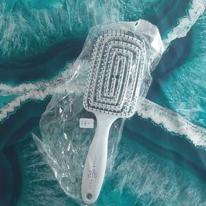 LILLA ROSE White Hairbrush